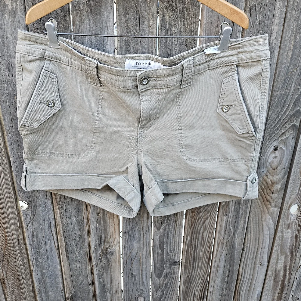 Torrid Women's Tan Shorts Size 18 - Picture 2 of 16